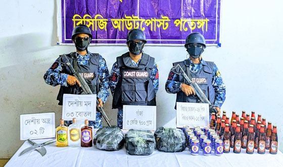 চট্টগ্রামে কোস্টগার্ডের অভিযানে মাদক ও আগ্নেয়াস্ত্র উদ্ধার