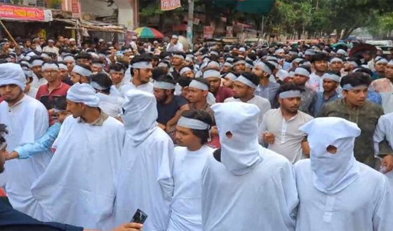 কাফনের কাপড় মাথায় বেঁধে রাস্তায় নামলো পলিটেকনিক শিক্ষার্থীরা