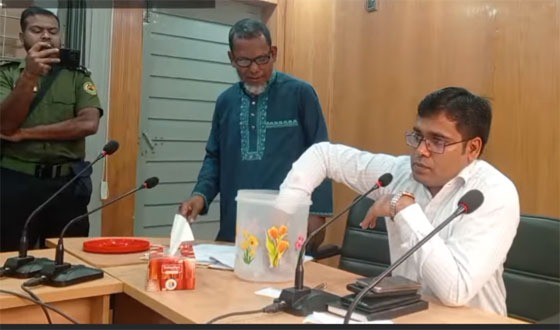 গফরগাঁওয়ে উন্মুক্ত লটারির মাধ্যমে ওএমএস ডিলার নিয়োগ, প্রশংসায় ইউএনও