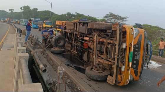 মেঘনা সেতুতে ট্রাক বিকল হয়ে মুন্সিগঞ্জের গজারিয়া অংশে তীব্র যানজট