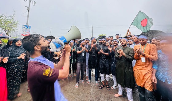 বৃষ্টি উপেক্ষা করে পটুয়াখালীতে পলিটেকনিক শিক্ষার্থীদের ‘কাফন মিছিল’