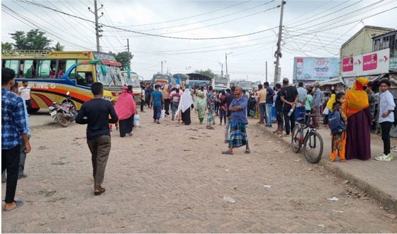 পূর্ব রূপসায় বাস শ্রমিকদের সাথে ওসির অসৌজন্যমূলক আচরণ : ৩ ঘন্টা বাস চলাচল বন্ধ
