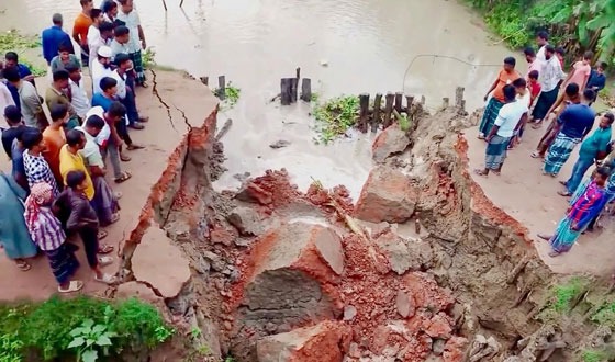 ভারী বর্ষণে ভেঙে গেছে পাংশার নির্মাণাধীন সেতুর ডাইভারশন রোড