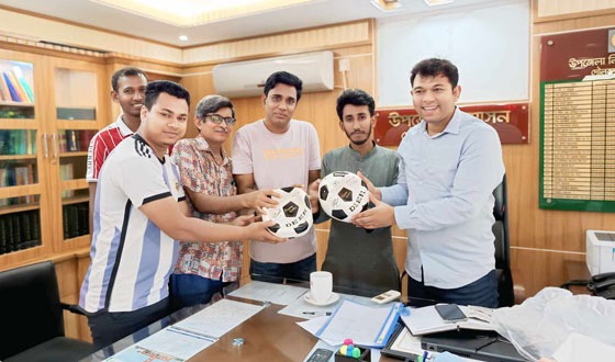 দৌলতপুর অনির্বাণ ক্লাব কে ইউ, এন,ওর খেলার সামগ্রী প্রদান