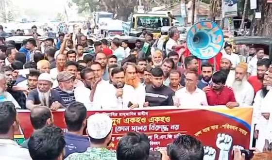 চাঁদপুরে টোল আদায় বন্ধের দাবিতে সিএনজি চালকদের বিক্ষোভ