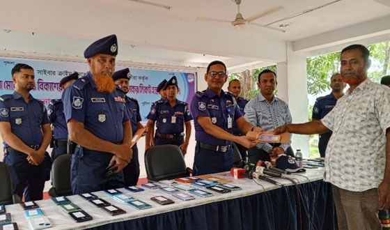 হারিয়ে যাওয়া ১০১টি মোবাইল ফোন ফেরত দিল পুলিশ