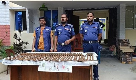 শ্যামনগরে পুকুর থেকে ৩৪ পিস রামদা ও হাসুদা উদ্ধার