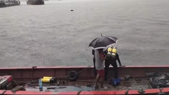 গজারিয়ায় বাল্বহেডের ধাক্কায় পানিতে পড়ে শ্রমিক নিখোঁজ সন্ধানে ডুবুরি দল