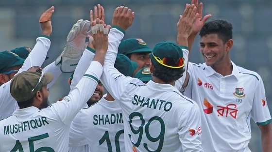 দিন শেষে বাংলাদেশ পিছিয়ে মাত্র ২৫ রানে