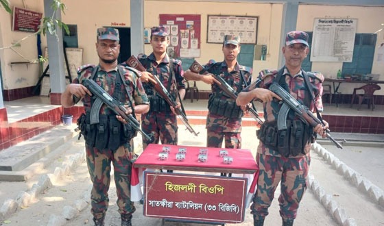 সাতক্ষীরায় মিাদকসহ ১৫ লক্ষ টাকার ভারতীয় মালামাল জব্দ
