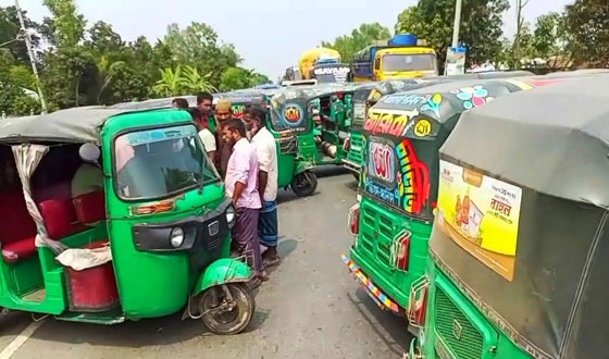 নন্দীগ্রামে পুলিশের বিরুদ্ধে চাঁদাবাজির অভিযোগে মহাসড়ক অবরোধ