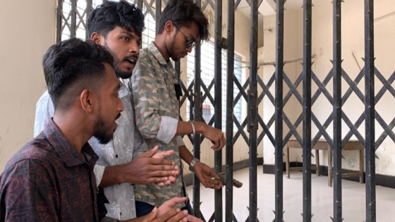 রাজশাহী পলিটেকনিক ইনস্টিটিউটের প্রশাসনিক ভবনে তালা ঝুলিয়ে ছয় দফা দাবিতে বিক্ষোভ