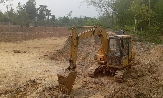 ক্ষেতলালে পুকুর খনন করে মাটি বিক্রির দায়ে জরিমানা