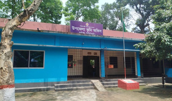 কালীগঞ্জে দুই মাস ধরে ভূমি সেবা থেকে বঞ্চিত সাধারণ মানুষ