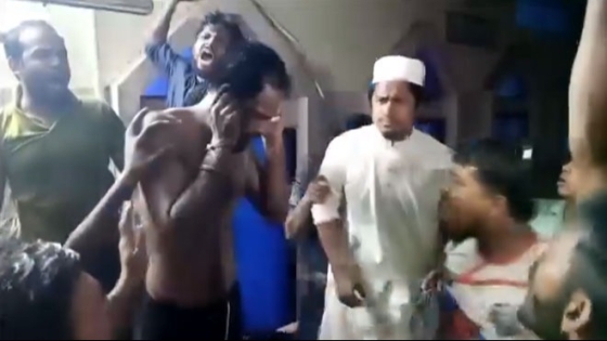 মহানবীকে নিয়ে কটূক্তি করায় হিন্দু যুবককে গণপিটুনি দিয়ে পুলিশ সোর্পদ