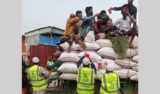 হাওর অঞ্চলে পথচারী ও শ্রমিকদের মাঝে ঠান্ডা পানি ও শরবত বিতরণ