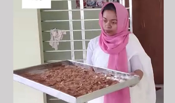 মাছের চিপস ও শুটকির গুড়ো তৈরি করে আলোচনায় নাজমা