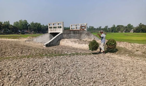 সারিয়াকান্দিতে সড়কের কাজ রেখে ঠিকাদারের পলায়নে দুর্ভোগ