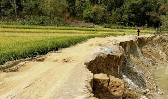 উখিয়ার সড়কের বেহাল দশা : লাপাত্তা ঠিকাদার যুবলীগ নেতা আসাদ