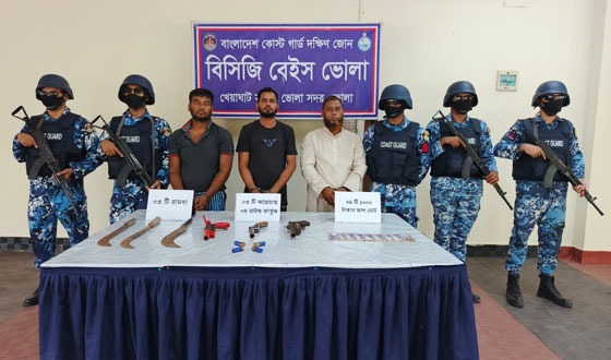 দৌলতখানে টাকা আগ্নেয়াস্ত্রসহ তিন ডাকাত আটক