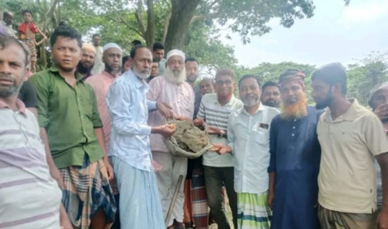 আমতলীতে স্বেচ্ছাশ্রমে বাঁধ নির্মাণ