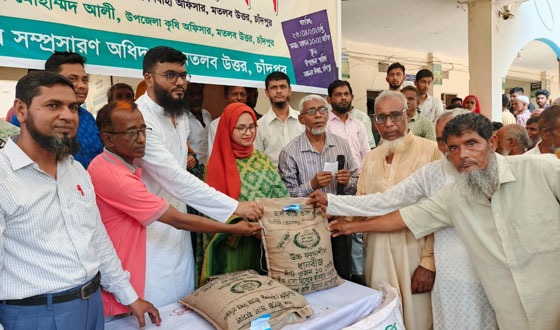 মতলবে ক্ষুদ্র ও প্রান্তিক কৃষকদের মাঝে আউশ চাষের প্রণোদনা বিতরণ