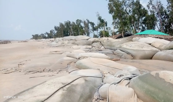 মহেশখালীতে বিধ্বস্ত বেড়িবাঁধ নিয়ে ঝুঁকিতে ৮০ হাজার বাসিন্দা