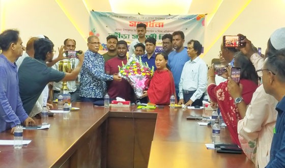 হোমনায় জব্বারের বলী খেলায় চ্যাম্পিয়ন বাঘা শরীফকে সংবর্ধনা প্রদান