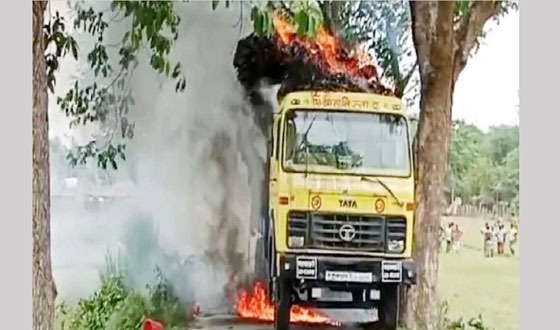 দৌলতপুরে পাট বোঝাই চলন্ত ট্রাকে আগুন, ১০ লক্ষাধিক টাকার ক্ষতি