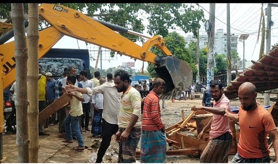 ভালুকায় অবৈধ স্থাপনা উচ্ছেদ করলেন সড়ক ও জনপদ বিভাগ