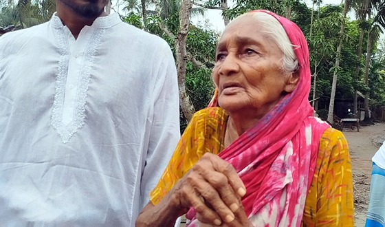 নড়াইলে বৃদ্ধার জমি লিখে নিয়ে বাড়ি থেকে তাড়িয়ে দেয়ার অভিযোগ