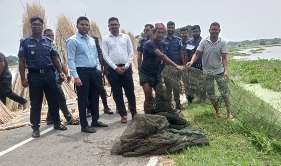 বালিয়াকান্দিতে ১০ লাখ টাকার নিষিদ্ধ জাল আগুনে পুড়িয়ে ধ্বংস