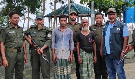 সুন্দরবনে অবৈধ ভাবে কাঁকড়া ধরার অপরাধে ২ জেলে আটক