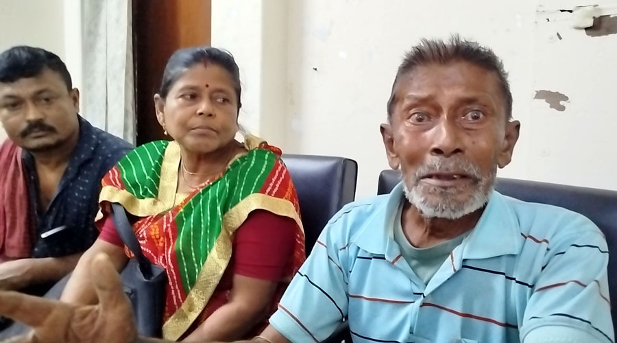 নড়াইলে প্রতিবন্ধীর জমি প্রতারণা করে লিখে নেয়ার অভিযোগ