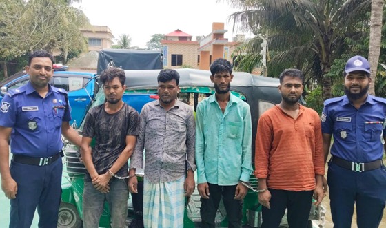 সেনবাগে ছিনতাইকারীকে গণপিটুনি, গ্রেফতার ৪
