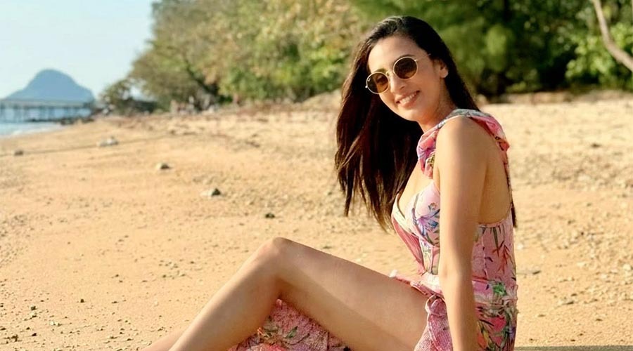 সমুদ্রসৈকতে রোদ্রস্নান, মিমের মোহনীয় ভঙ্গিতে মুগ্ধ অনুরাগীরা