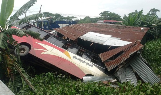 যাত্রীবাহি পরিবহন নিয়ন্ত্রন হারিয়ে খালে