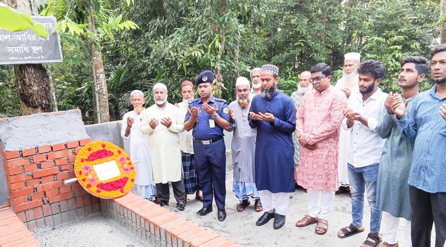 আন্দোলনের তিন শহীদের কবর জিয়ারত ও পুষ্পস্তবক অর্পণ