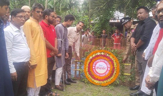 রাজারহাটে শহীদ রাজিব উল করিমের কবরে পূস্পস্তাবক অর্পণ