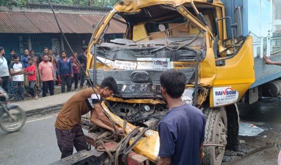 সাতক্ষীরায় যাত্রীবাহী বাস ট্রাক সংর্ঘষে আহত-১৫