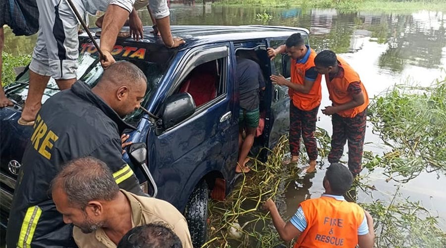 প্রবাসীকে আনতে গিয়ে সড়ক দুর্ঘটনা এক পরিবারের ৭ জনের প্রাণহানি