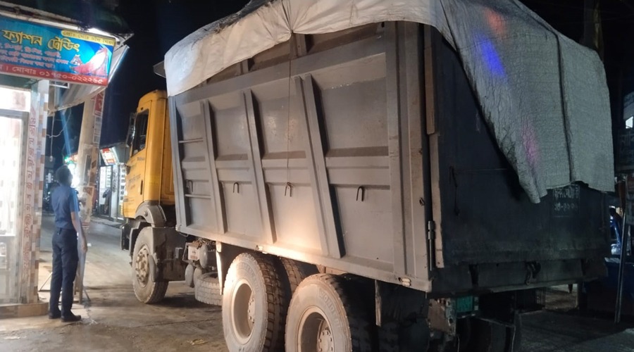 রাজারহাট শহরে দাঁপিয়ে বেড়াচ্ছে অবৈধ ডাম্পার ও ট্রাক ও টলি: ঘটছে দূর্ঘটনা