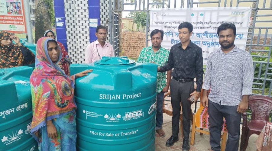 কয়রায় অসহায় পরিবারের মাঝে বৃষ্টির পানি সংরক্ষনে ট্যাংকি বিতরণ