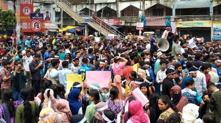 ‘ঢাকা সেন্ট্রাল ইউনিভার্সিটি’ গঠনে দাবিতে সড়কে সাত কলেজের শিক্ষার্থীরা"