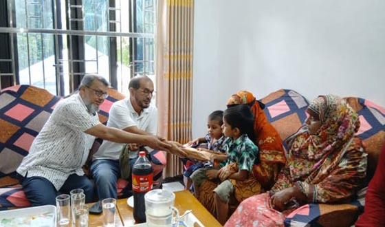 সেনবাগে প্রয়াত যুবদল নেতার পরিবারকে আর্থিক সহায়তা প্রদান