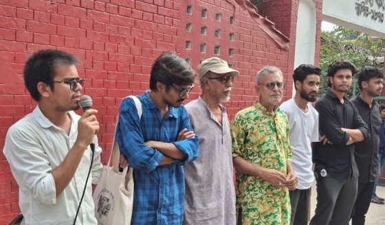 রাজশাহীতে ঢাকনা নেই ড্রেনে, পড়ে আহত কলেজ ছাত্র , প্রতিবাদ সমাবেশ