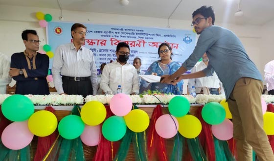 ইন্দুরকানীতে মাধ্যমিক ও উচ্চ মাধ্যমিক শিক্ষার্থীদের মাঝে পুরস্কার বিতরণ
