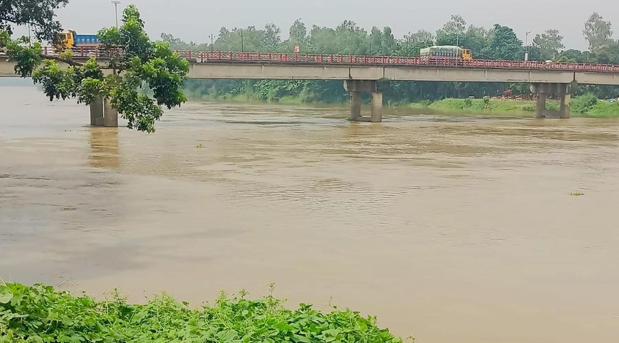 আত্রাই নদীর পানি বিপৎসীমা ছুঁইছুঁই, মান্দায় ৩০টি পয়েন্ট ঝুঁকিপূর্ণ