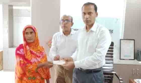 সুন্দরগঞ্জ এলসিএস প্রকল্পের মহিলা শ্রমিকদের মাঝে চেক বিতরণ