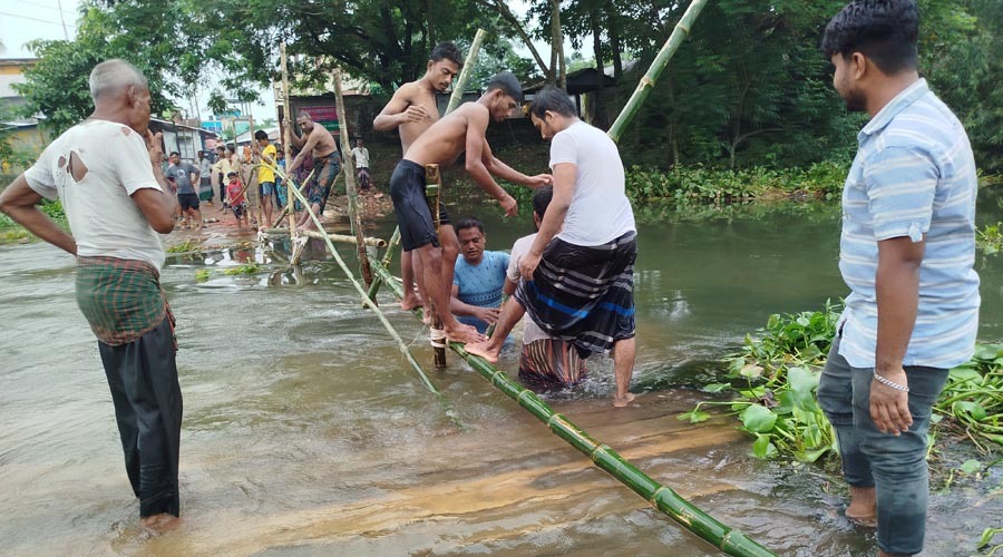 কালীগঞ্জে দুই ইউনিয়নের ৪০ গ্রামের মানুষের ভরসা বাসের সাঁকো